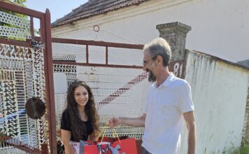 Заменик председника Општине уручио шест пакета родитељима новорођених беба А У ПАКЕТУ И – КИШОБРАН КОЛИЦА