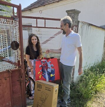 Заменик председника Општине уручио шест пакета родитељима новорођених беба А У ПАКЕТУ И – КИШОБРАН КОЛИЦА