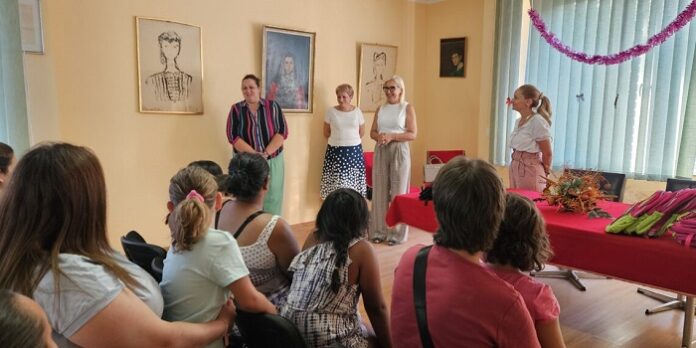 ОСМЕХ СВЕ КАЗУЈЕ... обраћање Анке Симин Дамјанов пре почетка поделе ранчева