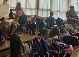 Председница општине са сарадницима посетила све ђаке прваке у општини, а уз посету… ЗА СВАКОГ ПРВАКА – ПРВИ РАНАЦ С ПРИБОРОМ