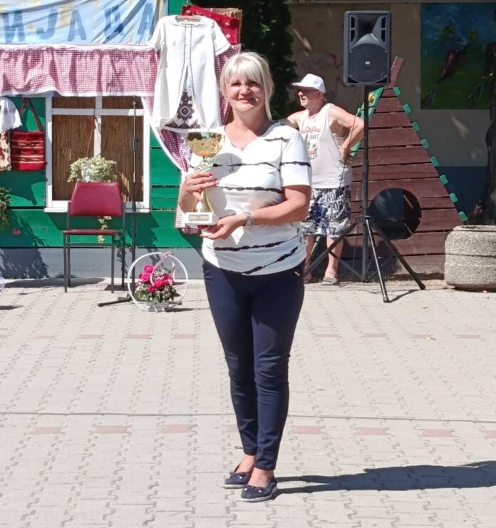 НАЈСВЕЖИЈЕ ПРИЗНАЊЕ... Снежана Марјанов са победничким пехаром са јучерашње „Доловачке штрудлијаде“ (Фото: Фб „Панчевки“)