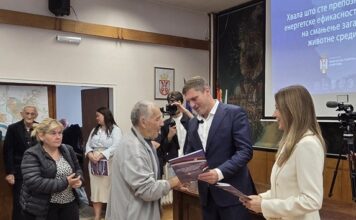 Уручени уговори корисницима субвенција за суфинансирање мера енергетске санације породичних кућа и станова СА ГРАДОНАЧЕЛНИКОМ И МИНИСТАРКА ЂЕДОВИЋ ХАНДАНОВИЋ