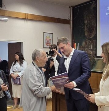 Уручени уговори корисницима субвенција за суфинансирање мера енергетске санације породичних кућа и станова СА ГРАДОНАЧЕЛНИКОМ И МИНИСТАРКА ЂЕДОВИЋ ХАНДАНОВИЋ
