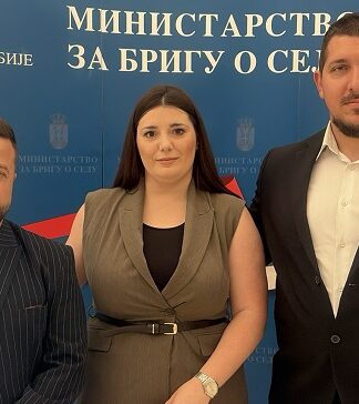 У акцији „Кућа на селу“ породици Коцић обезбеђен кров над главом у селу Велика Греда ОЖИВЕТИ СЕЛА МОГУ САМО МЛАДИ