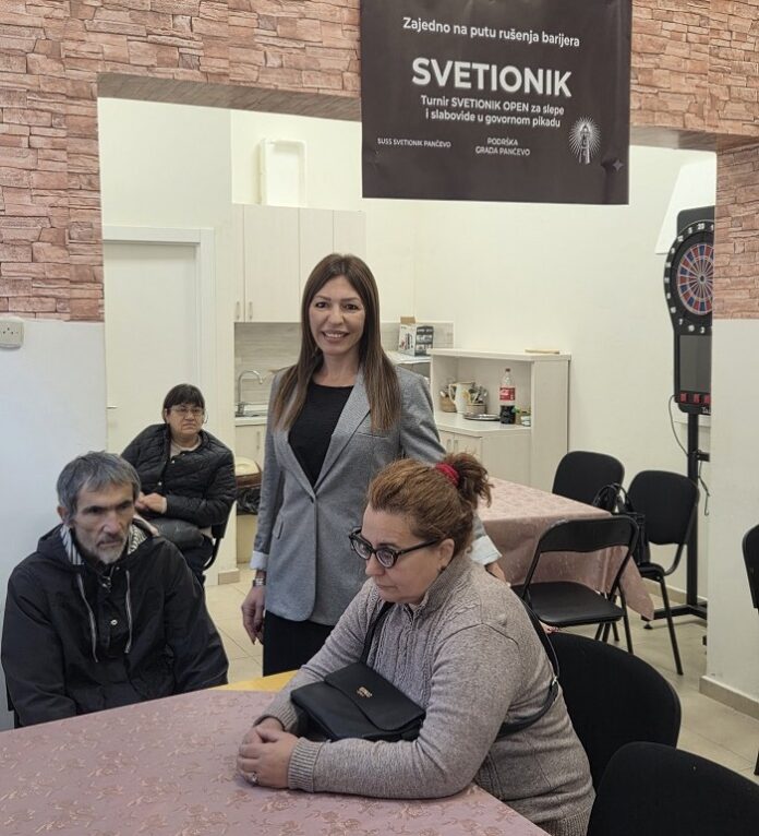 ДА, РУШЕЊЕ БАРИЈЕРА… Сања Паталов Стојадиновић у друштву са онима који не могу без белог штапа